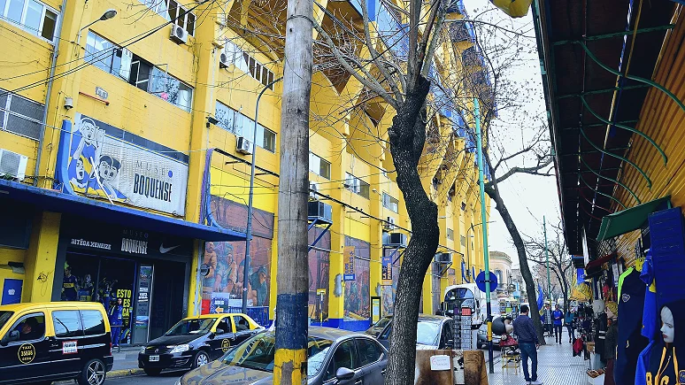 校园比赛与梯队训练同一周末的两块场地(专门化的代价与好处都要算)